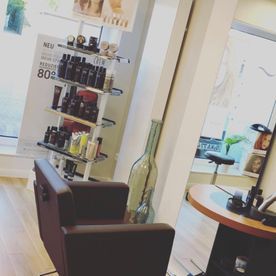 Friseursalon Benter GmbH, Hauptstraße 74 A, 23847 Kastorf, Individuelle Beratung, aktuelle Haarschnitt- und Stylingtrends, strähnchentechnik, Umformung, Fußpflege, Fußpflege, Nageldesign, Gesichtsmassage, Haarschnitt, Intensivpflege, Coloration, Alina, Wella, Revlon, Trendcoloration, Foliensträhnen, Haubensträhnen, Make-up, Hochsteckfrisuren, Volumenwellen, waschen, schneiden, Maschinenschnitt, Föhnen, stylingprodukte